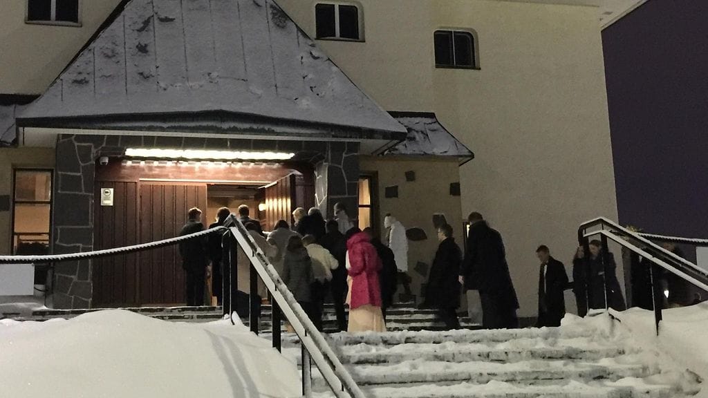 Häkkisten vieraat saapuvat kirkkoon