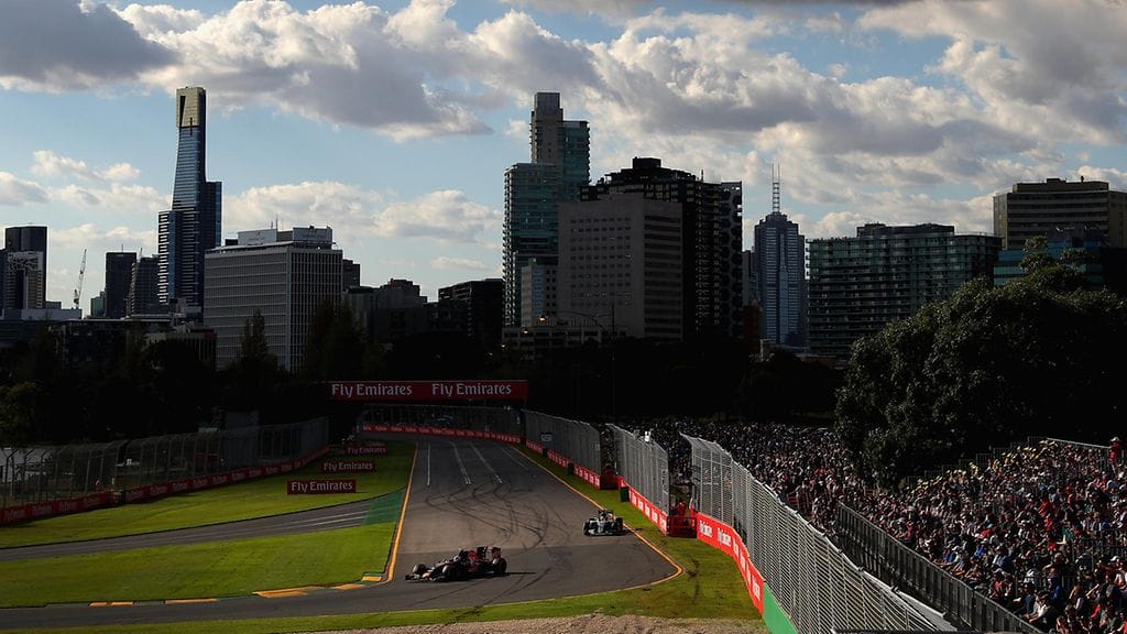 F1-autot vauhdissa Melbournen Albert Parkissa viime kaudella.