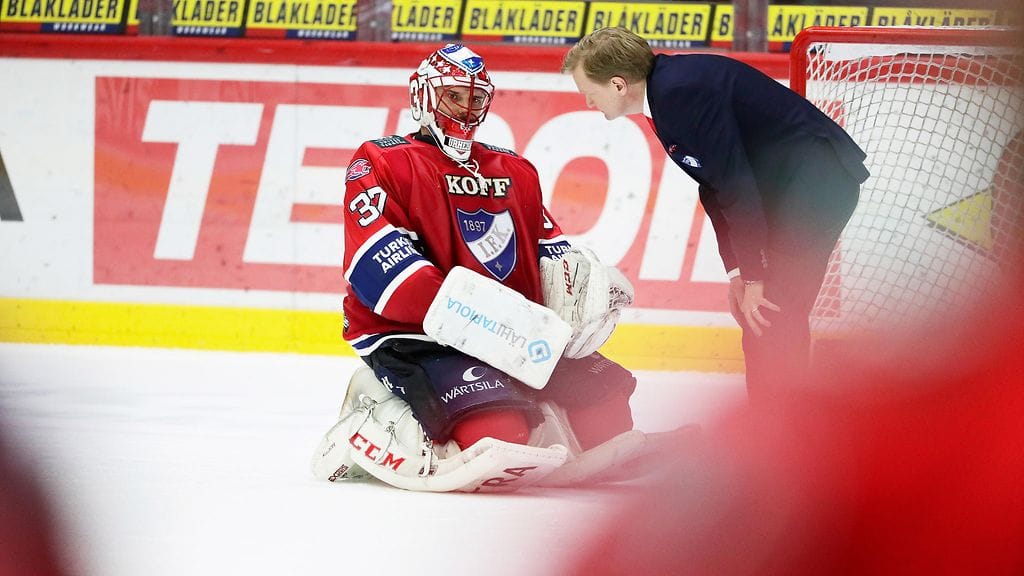 Niklas Bäckström loukkaantui KalPaa vastaan jatkoajalla.