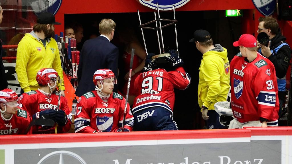 Corey Elkins loukkaantui KalPaa vastaan ottelun toisessa erässä.