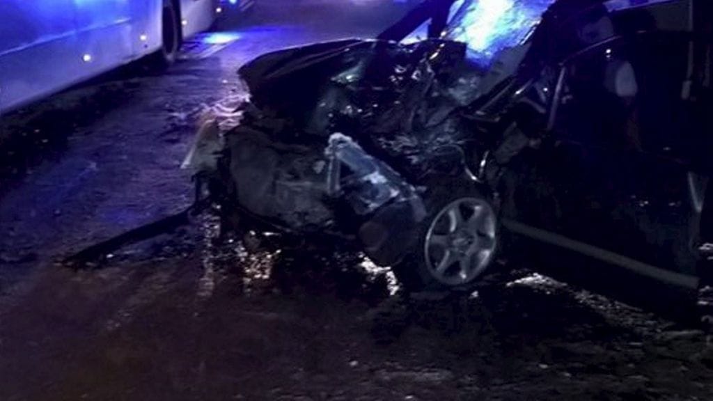 Itä-Uudenmaan poliisin Instagramiin laittama valokuva henkilöauton ja linja-auton nokkakolarista, joka sattui Hiekkaharjussa Vantaalla 14. tammikuuta 2017. Alustavan tiedon mukaan onnettomuudessa loukkaantui kolme ihmistä vakavasti. Henkilöauton kuljettajaa epäillään törkeästä rattijuopumuksesta.