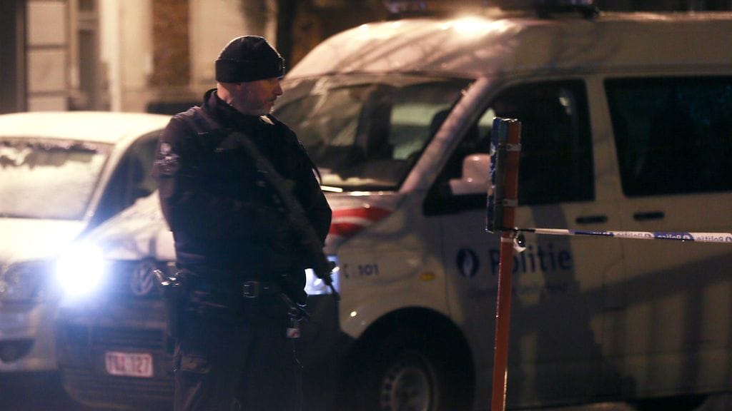 Arkistokuva. Aseistautuneet poliisit liikkuivat Molenbeekin lähiössä Brysselissä vuosi sitten tammikuussa.