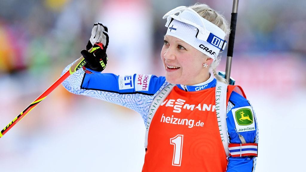 Kaisa Mäkäräinen juhli tuplavoittoa Ruhpoldingissa.