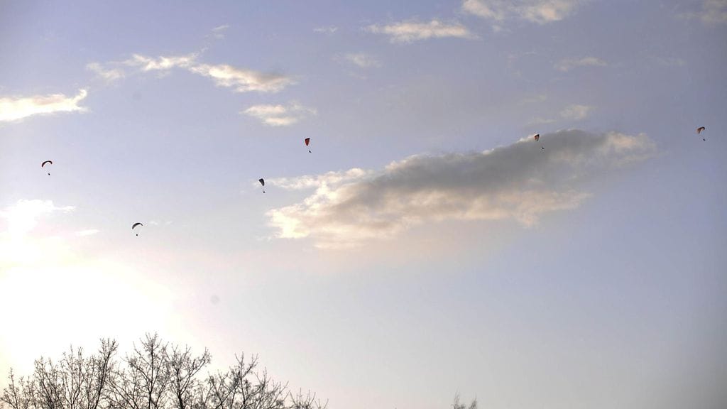 Varjoliitäjiä Helsingissä. Kuvituskuva.