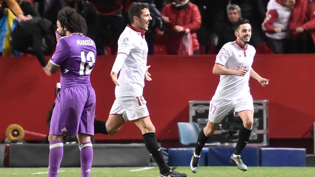 Stevan Jovetic (kesk.) ratkaisi ottelun lisäajalla.