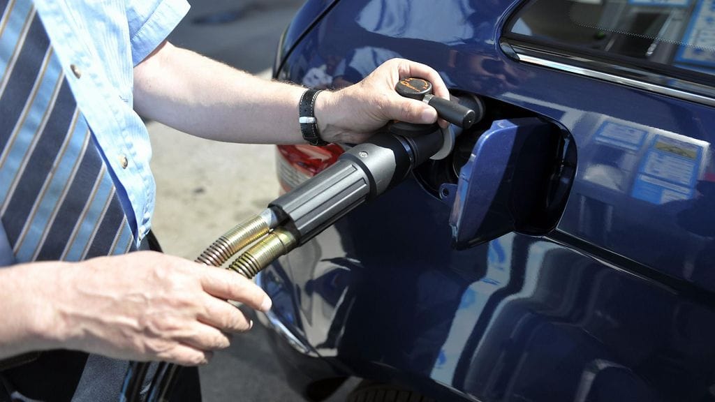 Kaasuautoa tankataan.