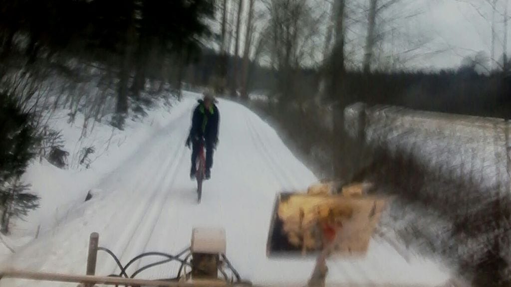 Juha Korhonen kuvasi maanantaina latukoneen perässä ajaneen pyöräilijän Paloheinässä.