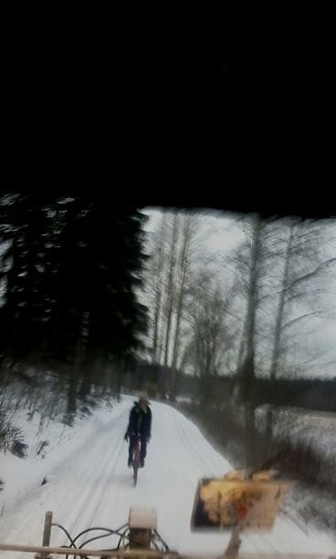 Pyöräilijä latukoneen perässä Paloheinä