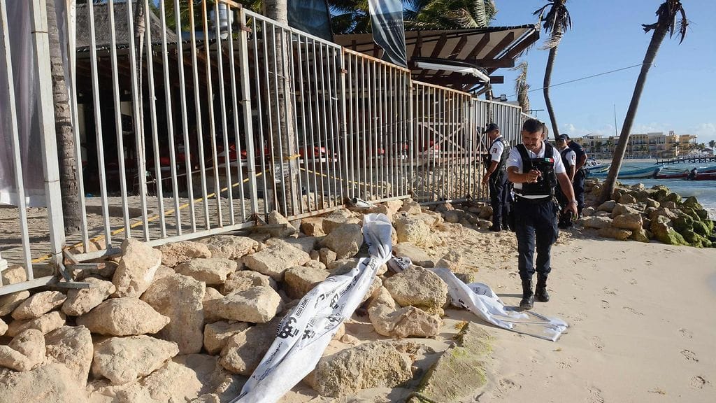 Meksikon poliisi tutki ammuskelualuetta surmien jälkeen.