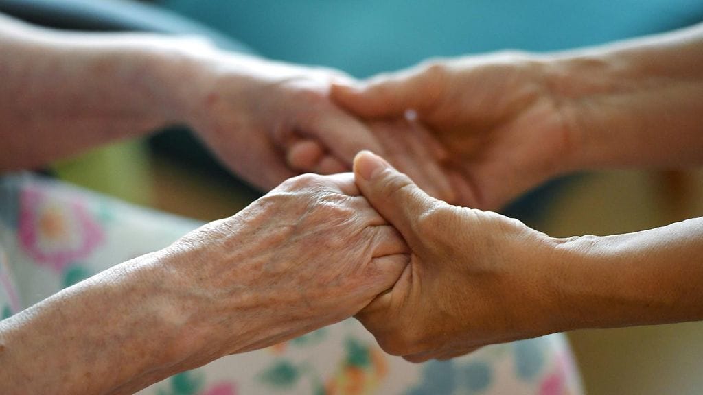 "Eläkeuudistus kannustaisi ihmisiä jäämään eläkkeelle myöhemmin. Se vähentäisi tarvetta säästää rahaa, kannustaisi kulutukseen ja kasvattaisi talouden ylijäämää", sanoo IMF:n asiantuntija Enrica Detragiache.