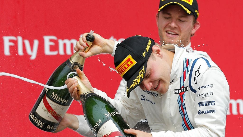 Nico Rosberg ja Valtteri Bottas palkintopallijuhlissa.