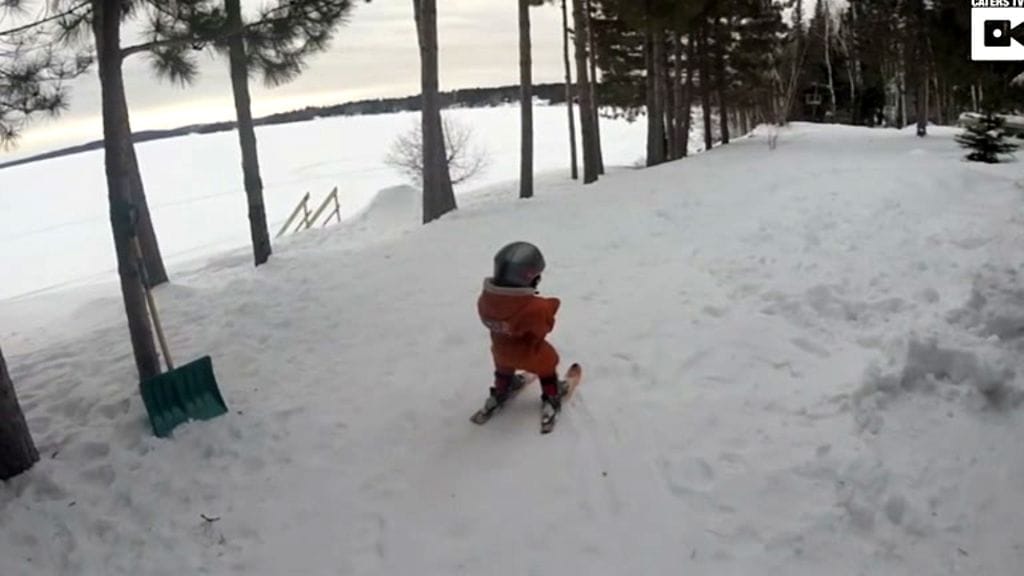 Yksivuotias laskettelee