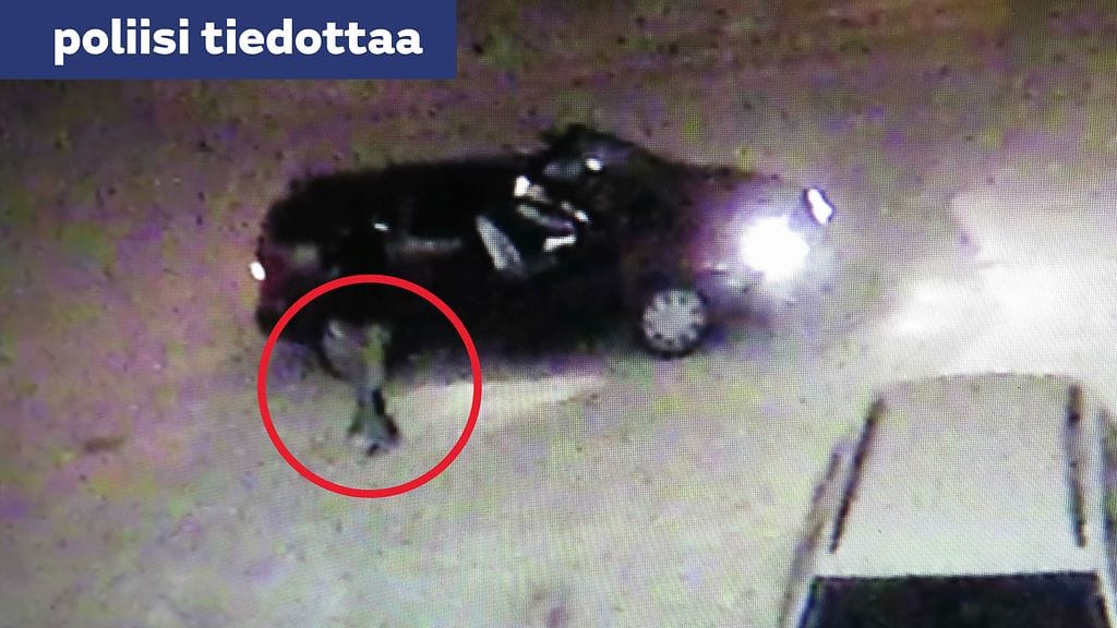 Poliisi kaipaa silminnäkijähavaintoja epäillyistä. Videonauhatallenteelta käy ilmi, että tummasta farmariautosta nousee etupenkiltä matkustajan puolelta henkilö, jolla on päällään tumma yläosa ja vaaleat housut.