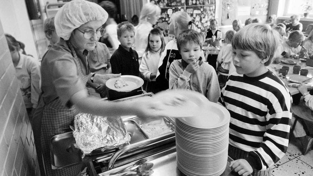 Kouluruokailua Espoon Viherkallion peruskoulussa elokuussa 1988. Kuvituskuva.