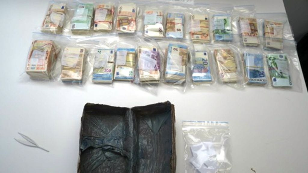 Pakastimessa oli kaksi pakettia, toisessa oli 167 350 euroa ja toisessa 57 980 euroa. Kuvassa isompi paketti.