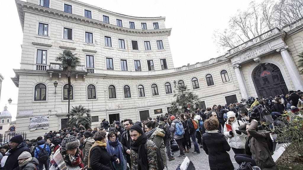 Opiskelijoita ja opettajia seisomassa taidekoulun ulkopuolella 5,6 magnitudin maanjäristyksen jälkeen Italian Roomassa 18. tammikuuta 2017.