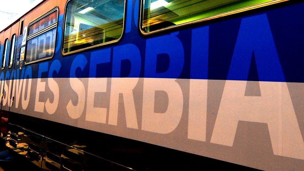 Kuva Serbiasta kohti Kosovoa lähteneestä junasta, jossa luki 20 kielellä iskulause "Kosovo kuuluu Serbiaan". Serbian viranomaiset pysäyttivät junan ennen rajaa.