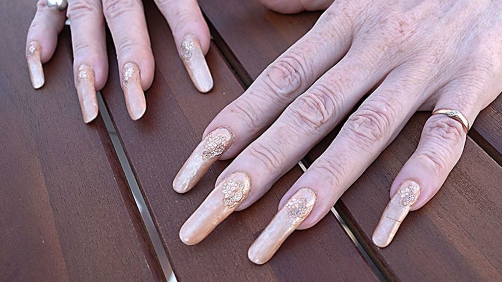 Tällaisia kynsiä Alkossa ei hovioikeuden mukaan saa pitää. Kynnet ovat naisen omat.