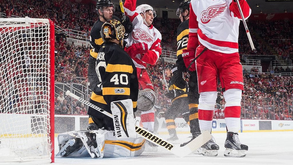 Tuukka Rask päästi viisi kiekkoa taakseen.