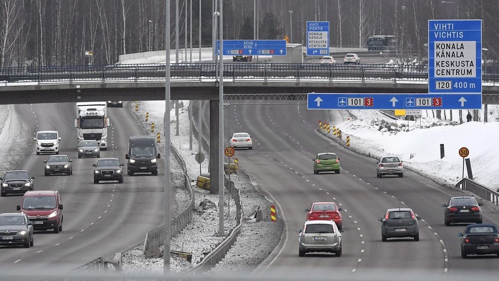 Liikennettä Kehä I:llä Helsingissä. Kuvituskuva.