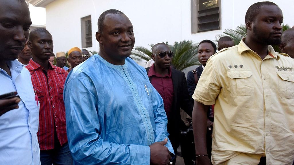 Adama Barrow (keskellä) kuvattuna Banjulissa 13. joulukuuta 2016.