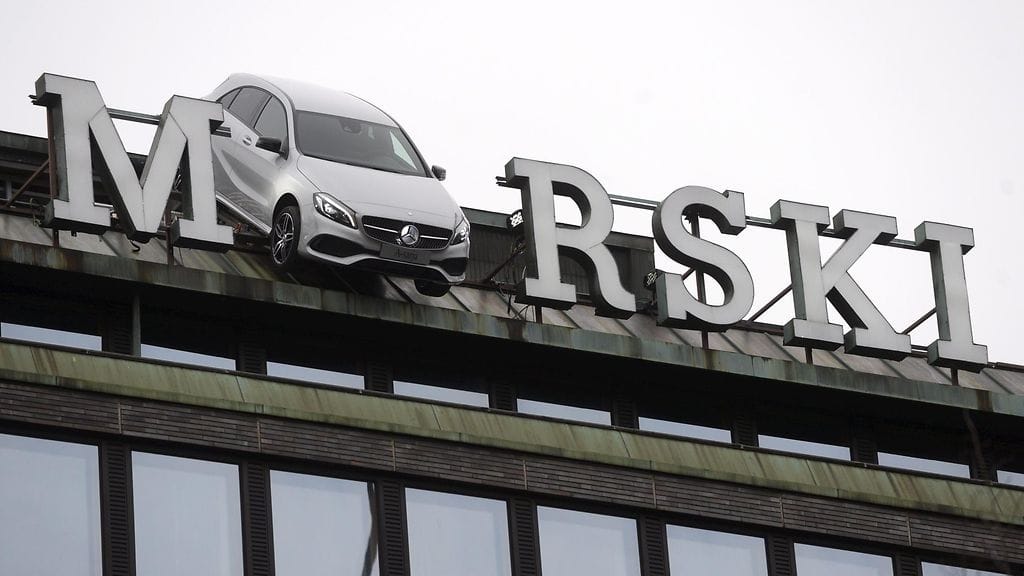 Mercedes-Benzin mainos Helsingin keskustassa.