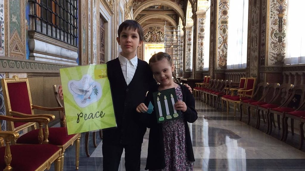 Paavi kiitteli Piispa Kallialan lastenlasten, Ilonan ja Juliuksen, osallistumista vierailulle.