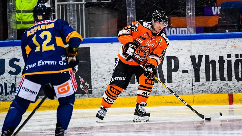 Kiekossa HPK:n Niko Kapanen, puolustamassa Jukurien Turo Asplund.