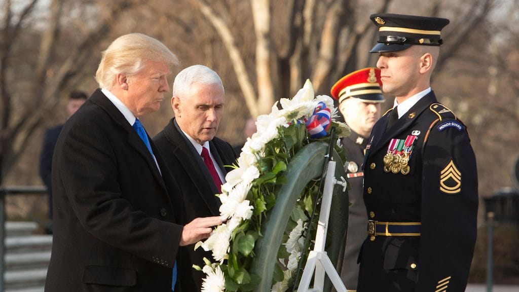 Donald Trump saapui tulevan varapresidenttinsä Mike Pencen kanssa laskemaan seppeleen Arlingtonin sotilashautausmaalle.