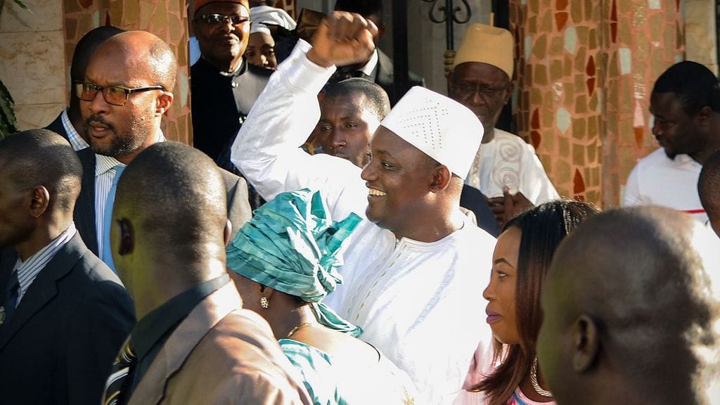 Gambia ajautui kriisiin sen jälkeen, kun vaalit hävinnyt presidentti Jammeh kieltäytyi astumasta syrjään. Uusi presidentti Adama Barrow (kuvassa) vannoi jo virkavalansa torstaina.