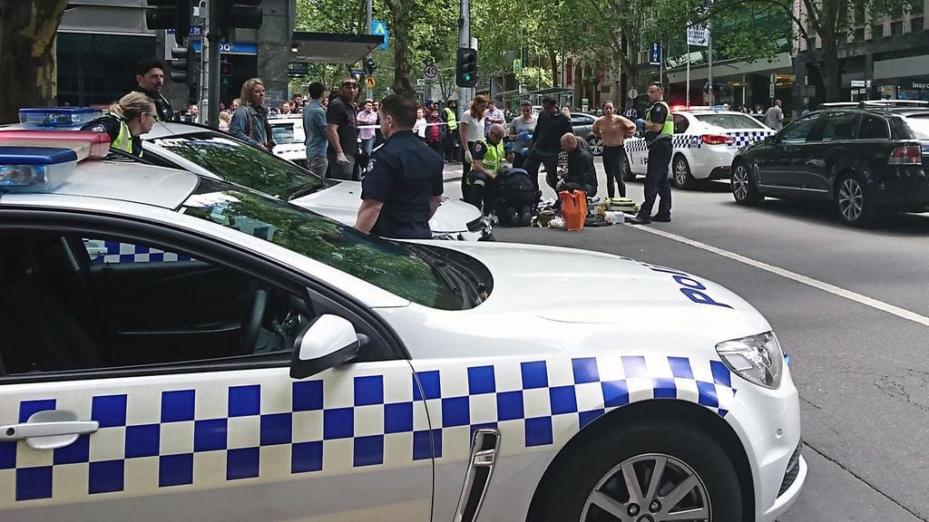 Poliisi ja hoitohenkilökuntaa tapahtumapaikalla 20. tammikuuta.