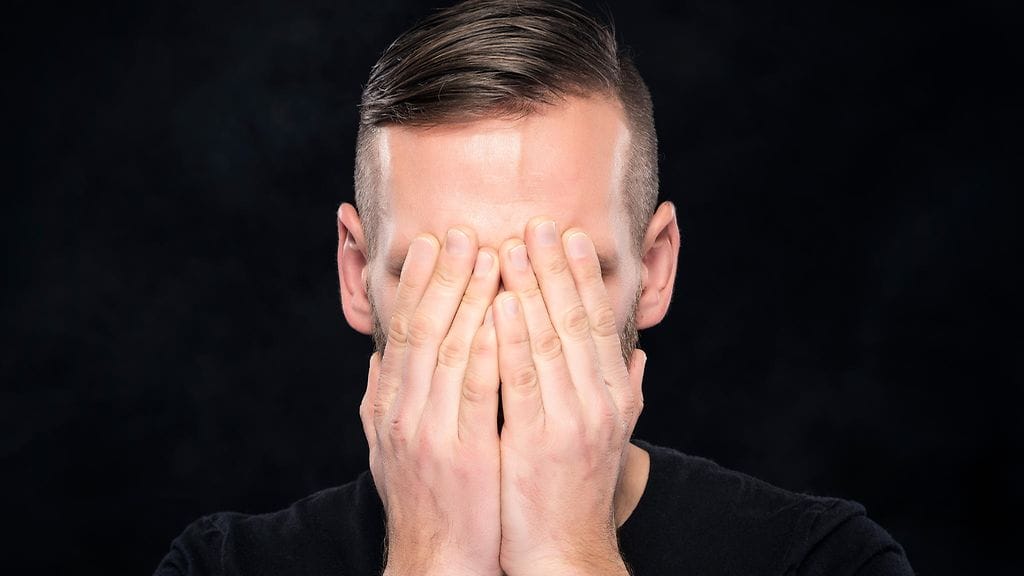 Etenkin aurallinen migreeni nosti tutkimuksessa riskiä sairastua aivoinfarktiin leikkauksen jälkeen. Kuvituskuva.