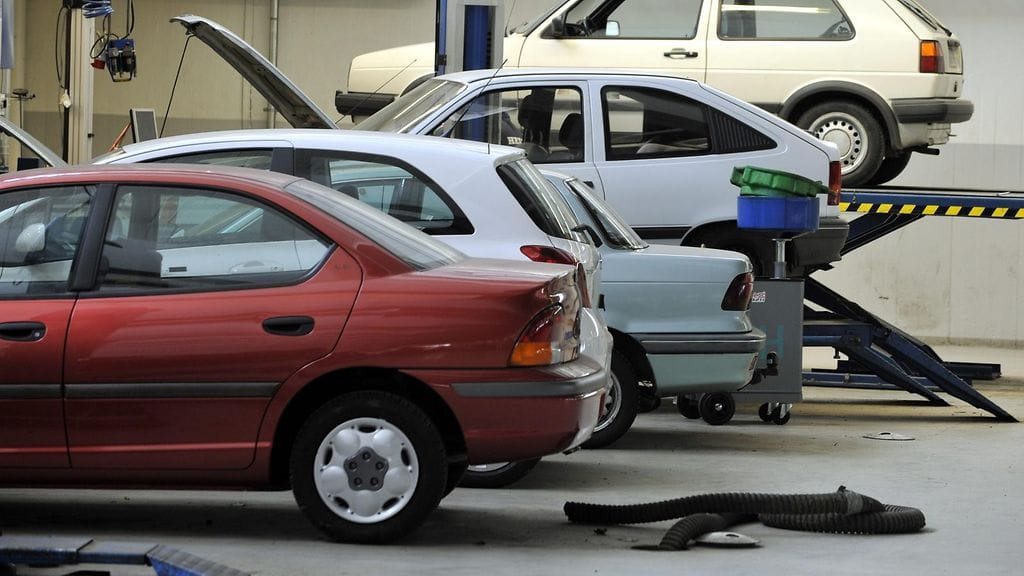 Vanhan auton korjaaminen on usein merkittävästi halvempaa kuin uuden.