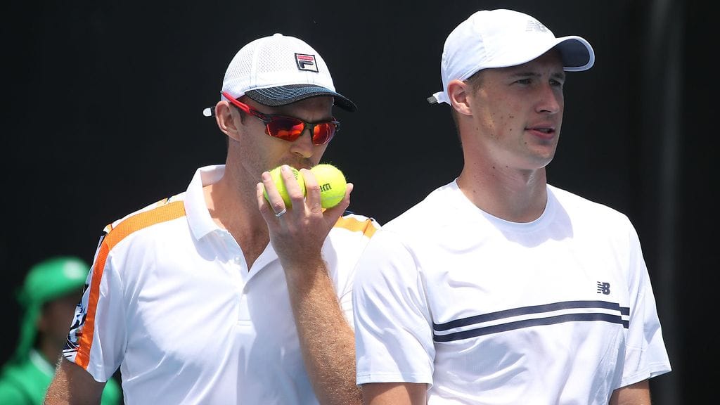 John Peers (vas.) ja Henri Kontinen juonivat pelikuvioita Melbournessa.