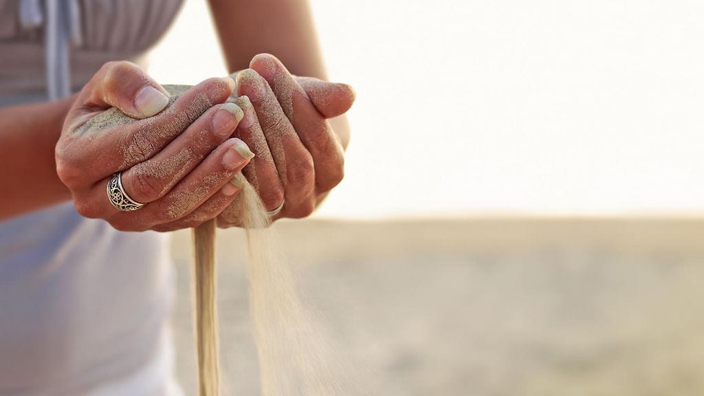 Älä anna ajan valua käsistäsi kuin hiekan.