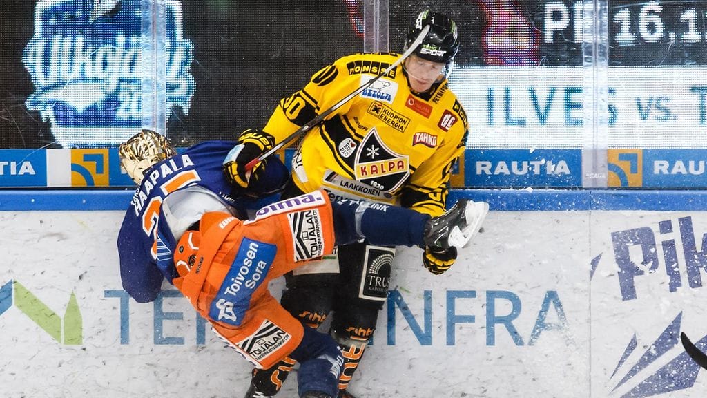 Tapparan Henrik Haapala ja KalPan Juuso Riikola taistelivat Tampereella viime joulukuussa.