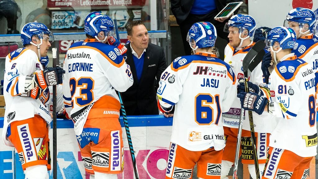 Tapparan päävalmentaja Jussi Tapola ei halua tähyillä kuukauden päähän. Arkistokuva.