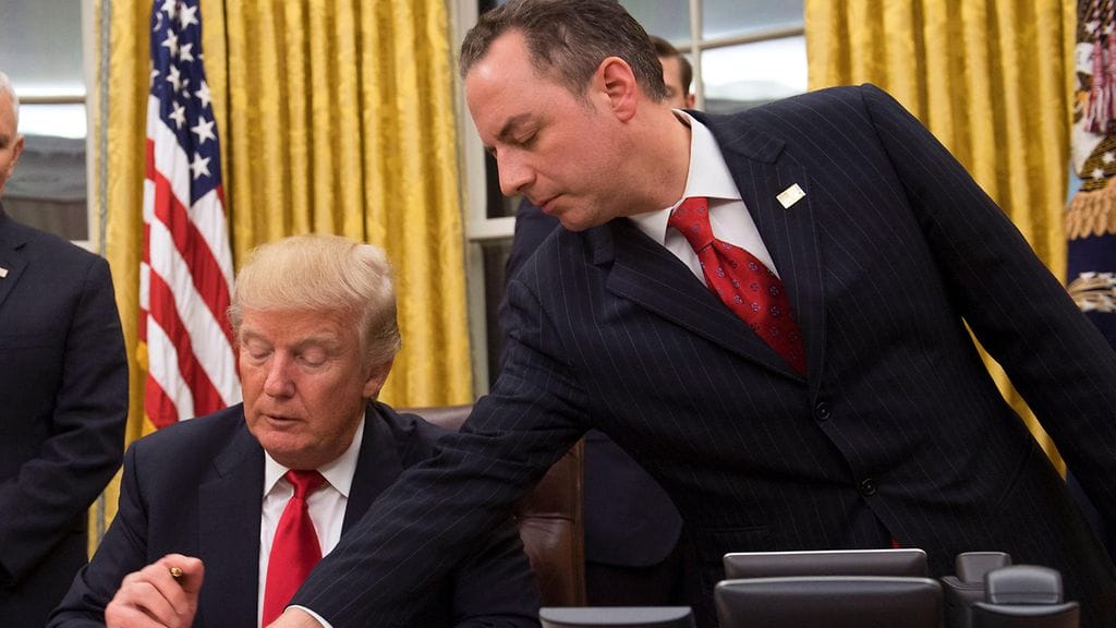 Washington Postin mukaan Trumpin entistä kansliapäällikköä Reince Priebusia (oik.) kuulusteltiin perjantaina osana Venäjä-tutkintaa.