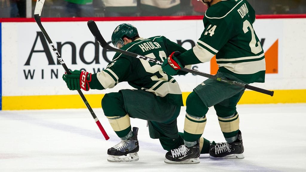 Erik Haula tuulettaa 3-3-tasoitusmaaliaan.