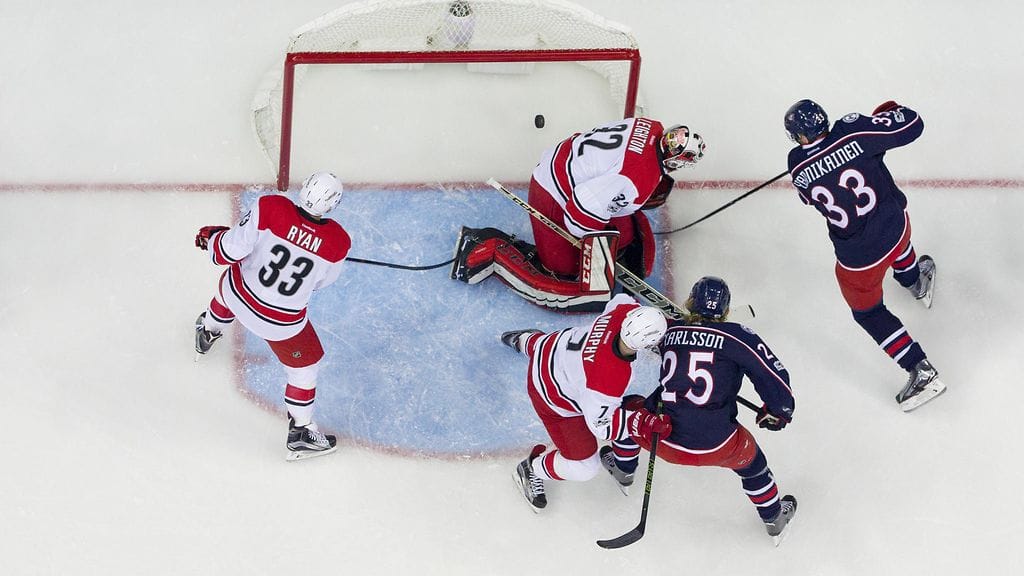 Markus Hännikäinen survoi ensimmäisen NHL-maalinsa ohi Michael Leightonin.