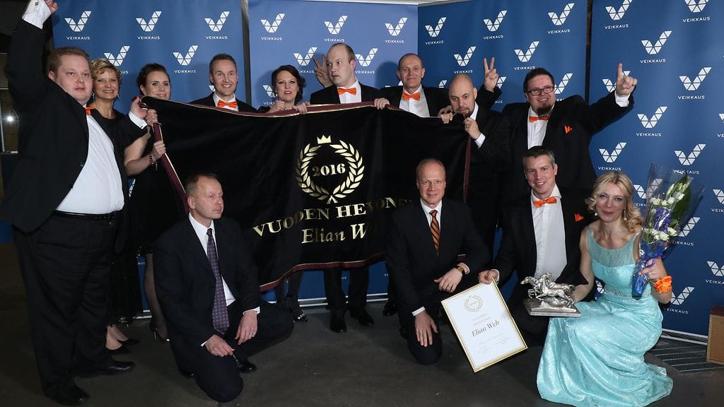 Talli Webbien miehillä oli yhteinen pukukoodi: oranssi taskuliina ja rusetti. Elian Webin valmentajapariskunta Katja Melkko - Janne Soronen oikealla.