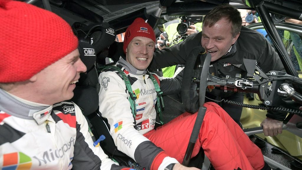 Tommi Mäkinen juhli kakkossijaa Jari-Matti Latvalan ja kartturi Miikka Anttilan kanssa.