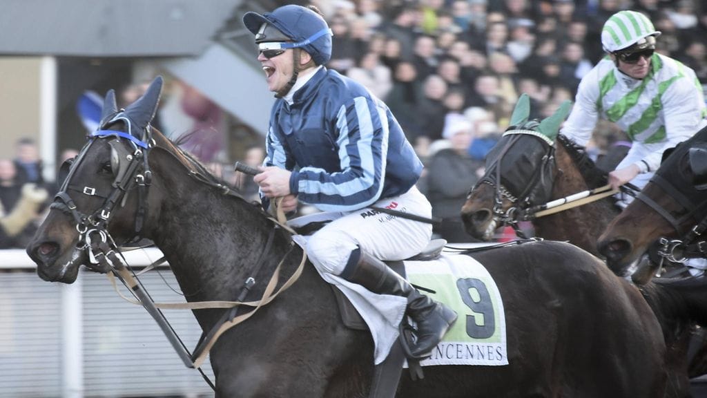 Matthieu Abrivard juhlii Bellissima Francen selässä.