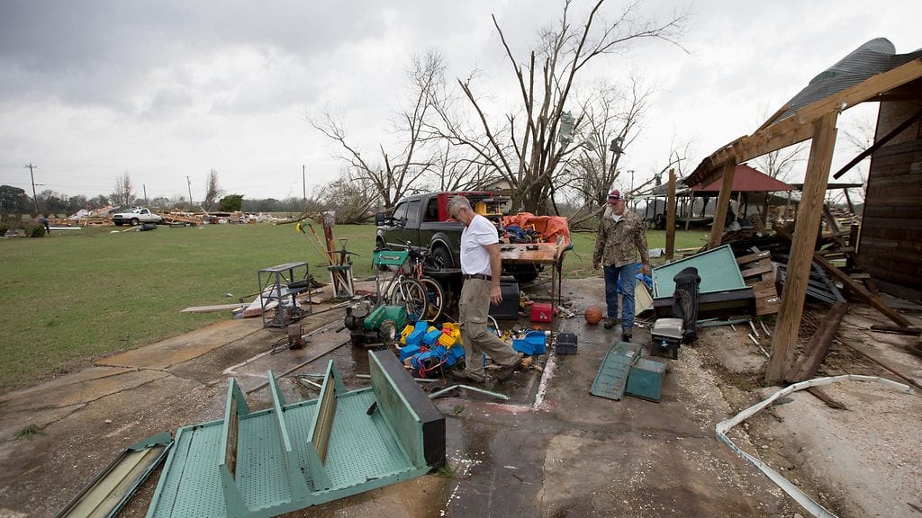 Glenn ja Randy Bell keräävät työkaluja veljensä vaurioituneesta työpajasta Georgian osavaltiossa.