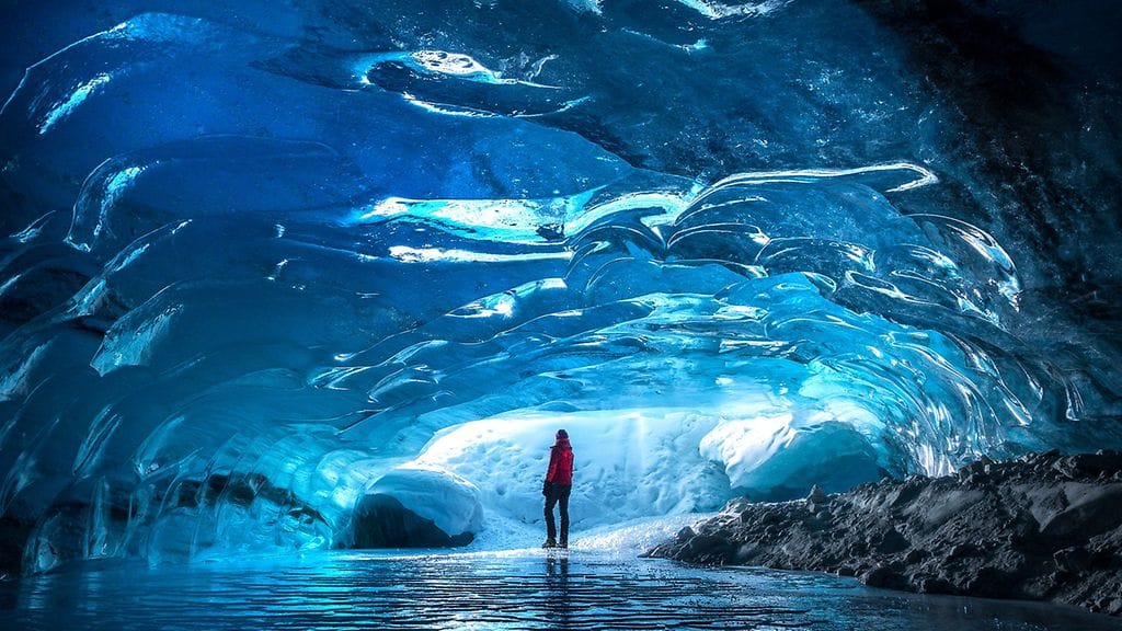 Kiipeilijä kuvailee jääluolaa uskomattomaksi näyksi.