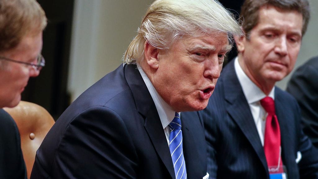 Trump kritisoi Twitterissä aiemmin voimakkain sanoin myös tuomaria, joka jäädytti maahantulokiellon.