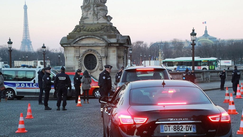 Pariisissa on kokeiltu liikennerajoituksia päästöjen vähentämiseksi. Kuvassa poliisit säännöstelevät Place de la Concorde -aukiolle pääsevien autojen määrää 18. tammikuuta 2017.