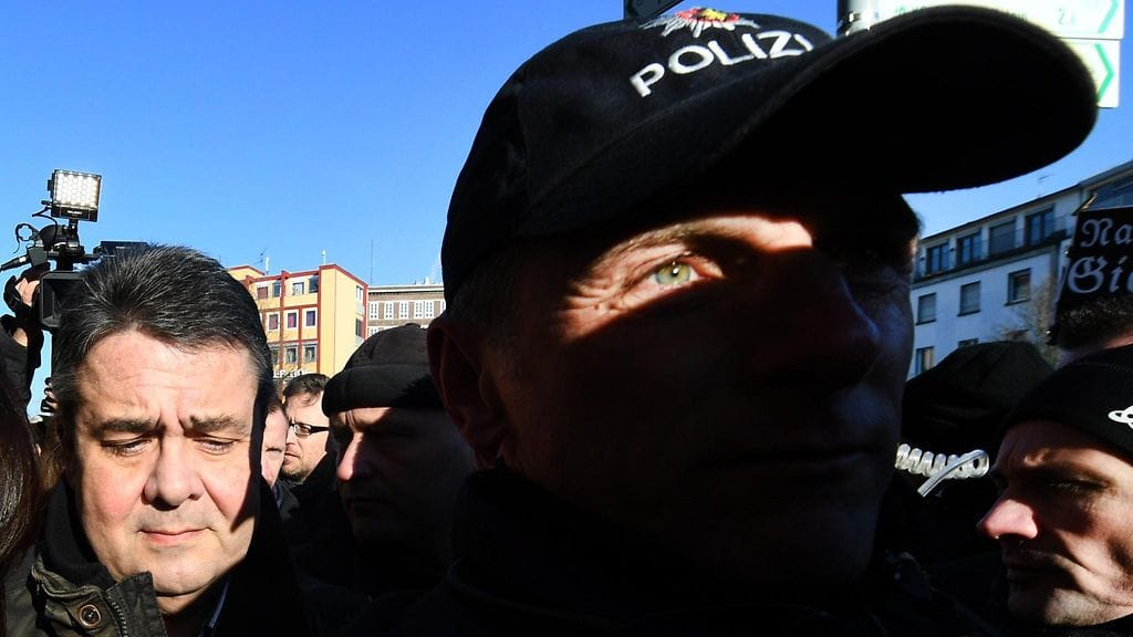 Turvallisuusviranomaisia Sigmar Gabrielin (vas.) turvana 21.1.2017.