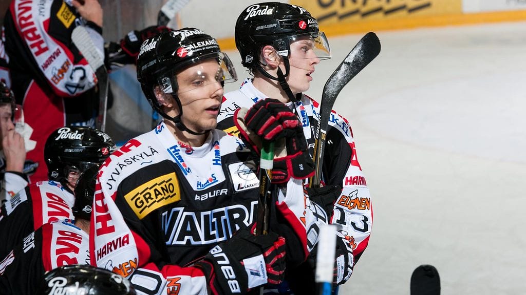 Micke Saari (etualalla) iski voittomaalin KalPaa vastaan. Arkistokuva.