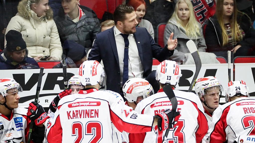 Sportin päävalmentaja Tomek Valtonen tuskaili pelaajiensa tekemiä virheitä. Arkistokuva.